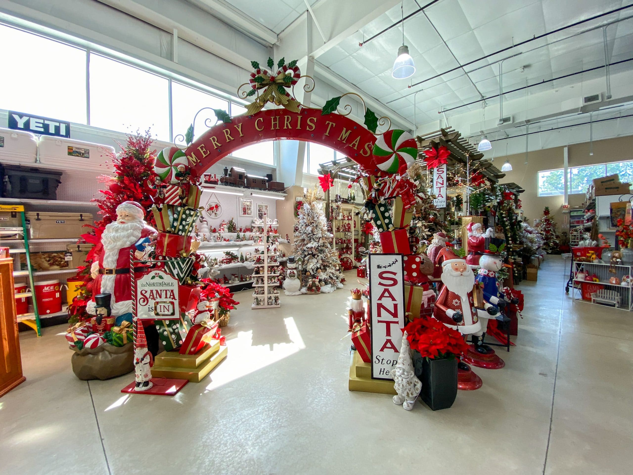 Christmas Retail Displays: 42 Creative Ideas & Examples